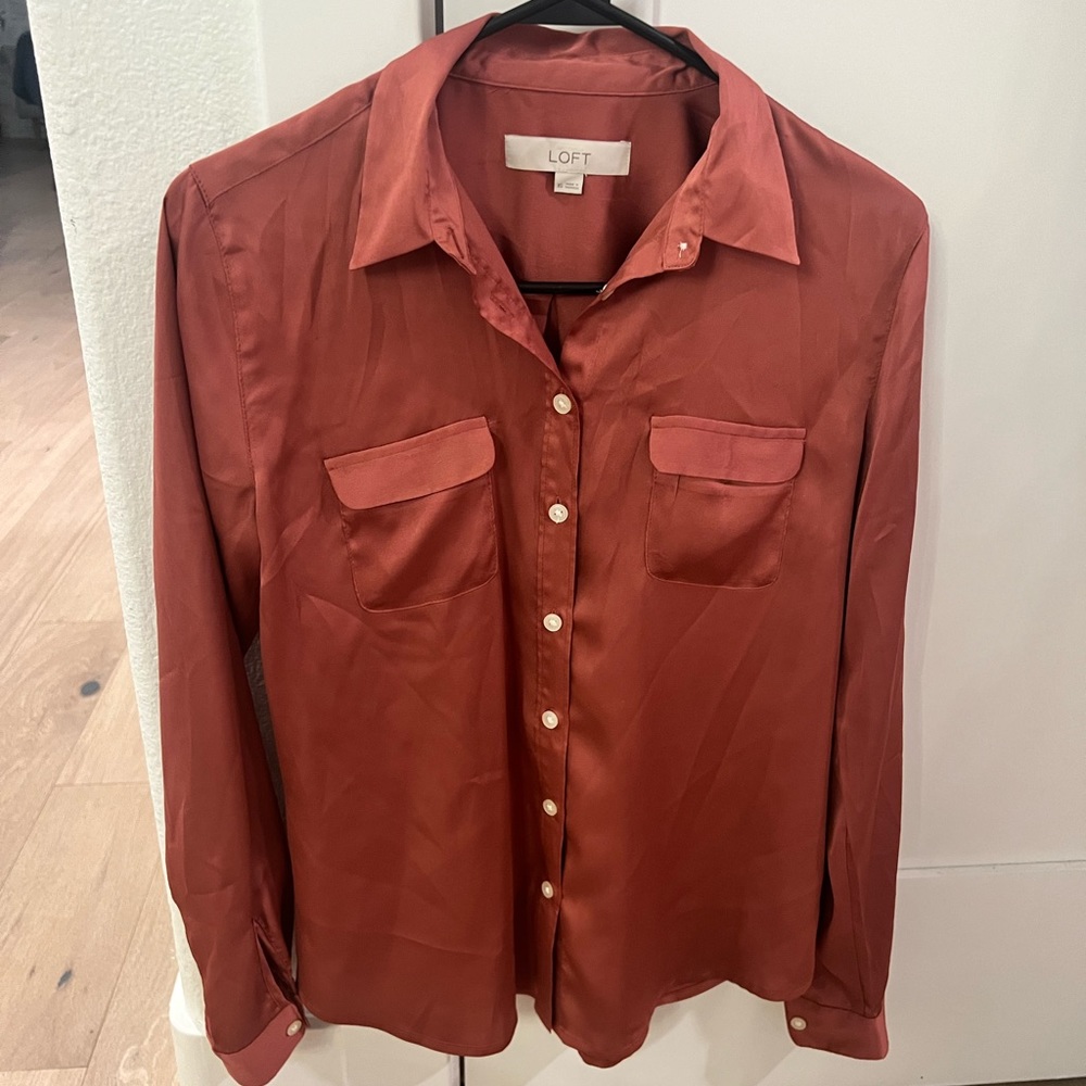 Loft silk-like shirt in beautiful rust red color size XS